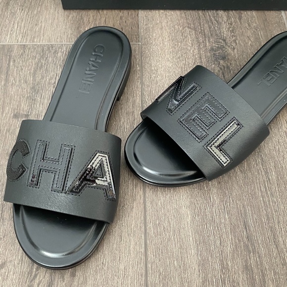 2023 CHANEL CHA NEL LOGO BLACK LEATHER FLAT SHOES SLIDES MULES 37 - Picture 14 of 16